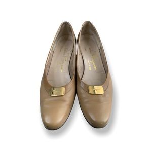 Salvatore Ferragamo Women Beige Leather Pumps Size 6.5 A3 Low Heels Pre-owned
